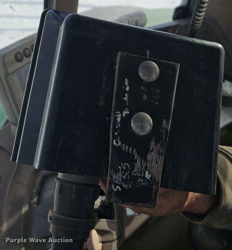 image for item FN5528 New Holland 688 round baler