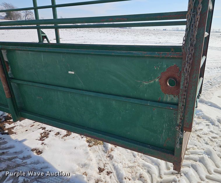 image for item FN5531 Green's welding portable livestock chute 