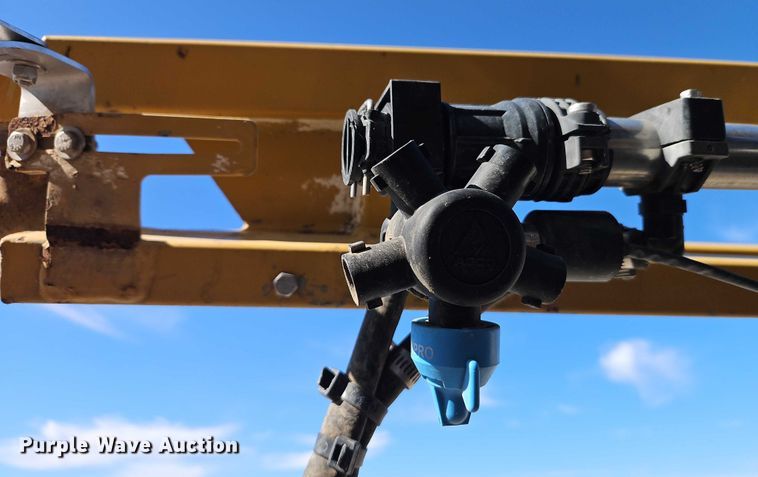 image for item FN5566 2015 RoGator RG 900B sprayer