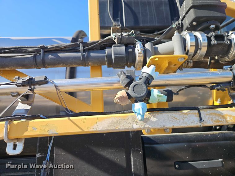 image for item FN5566 2015 RoGator RG 900B sprayer