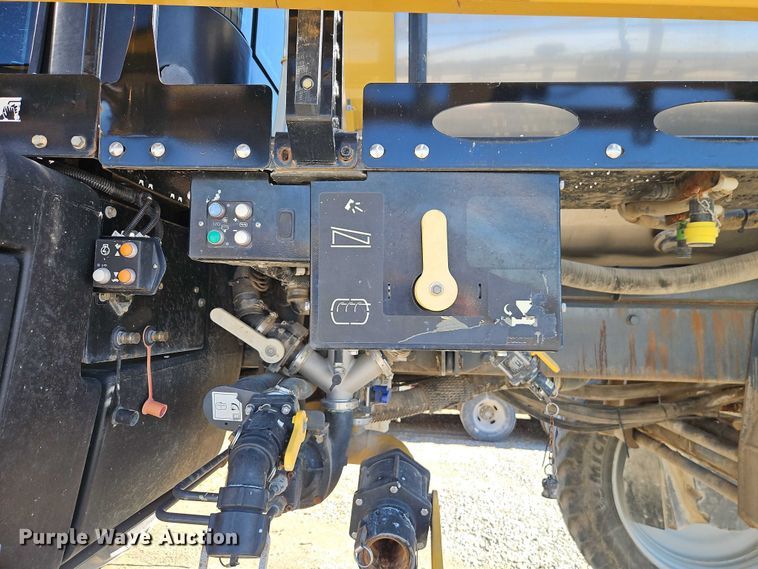 image for item FN5566 2015 RoGator RG 900B sprayer