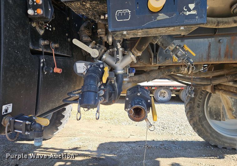 image for item FN5566 2015 RoGator RG 900B sprayer