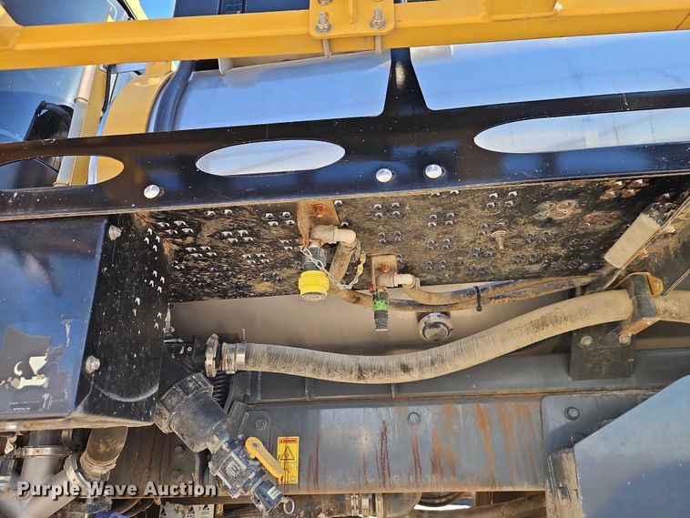 image for item FN5566 2015 RoGator RG 900B sprayer