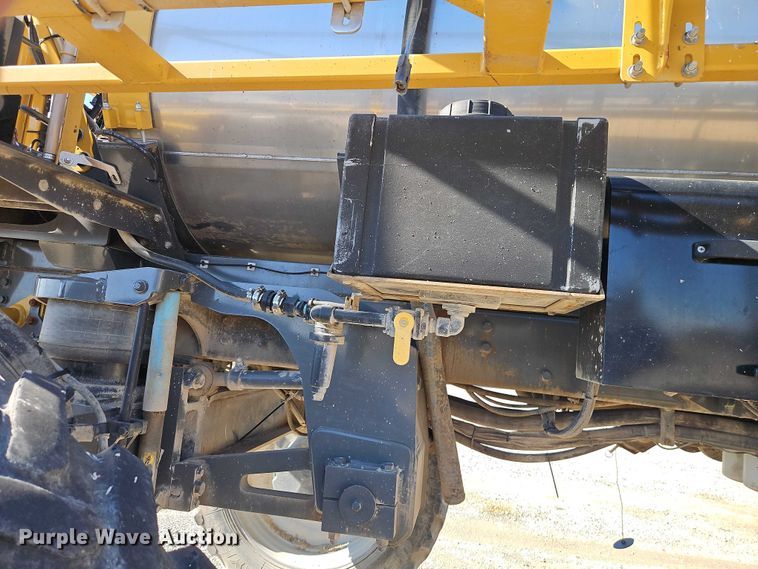 image for item FN5566 2015 RoGator RG 900B sprayer