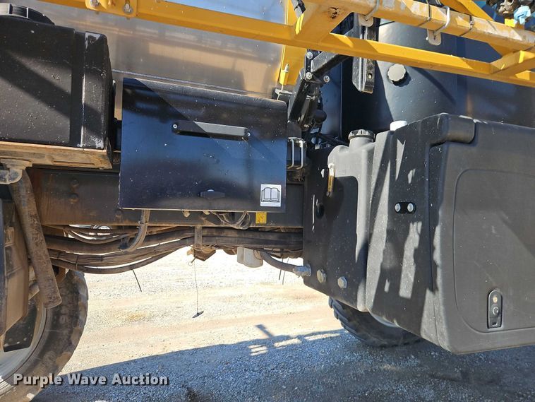 image for item FN5566 2015 RoGator RG 900B sprayer