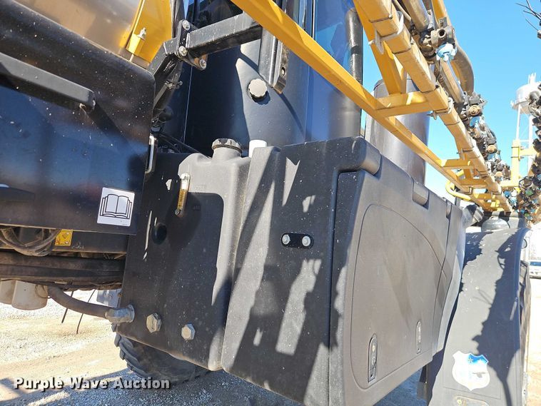 image for item FN5566 2015 RoGator RG 900B sprayer