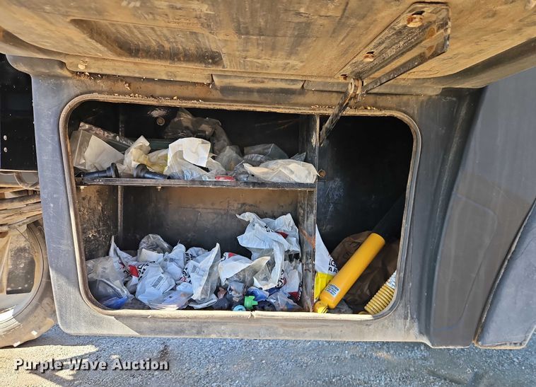 image for item FN5566 2015 RoGator RG 900B sprayer