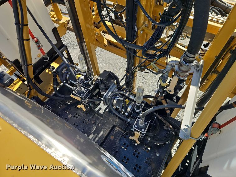 image for item FN5566 2015 RoGator RG 900B sprayer