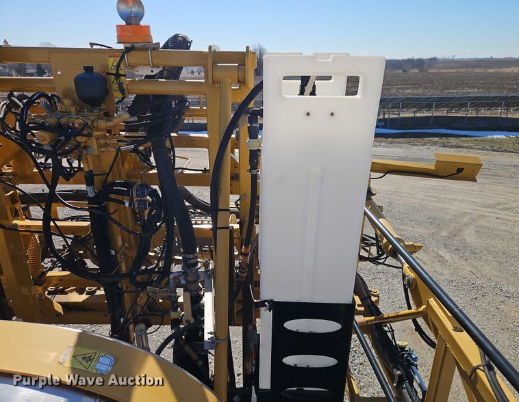 image for item FN5566 2015 RoGator RG 900B sprayer