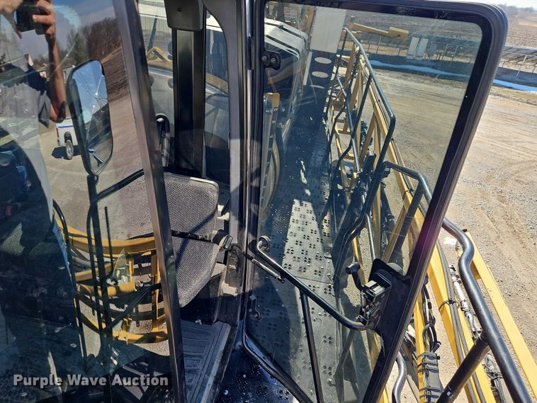 image for item FN5566 2015 RoGator RG 900B sprayer