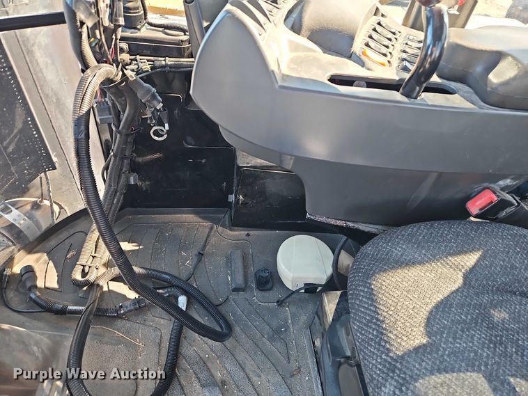 image for item FN5566 2015 RoGator RG 900B sprayer