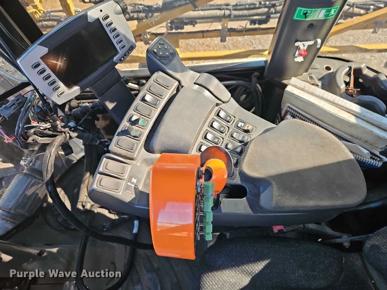 image for item FN5566 2015 RoGator RG 900B sprayer