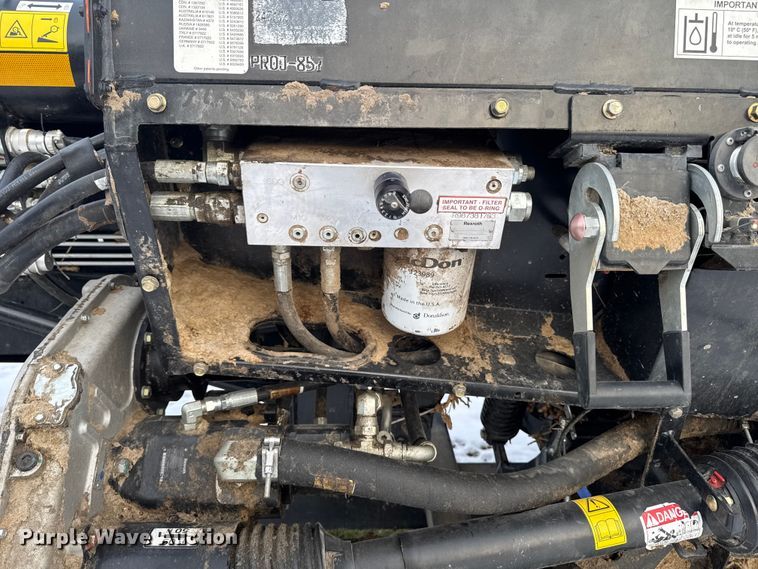 image for item YA1978 2014 MacDon FD75 flex draper head