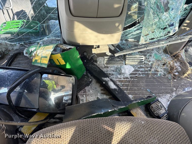 image for item YA1988 2018 John Deere 8245R MFWD tractor