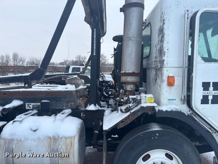 image for item DK0202 2002 Peterbilt 320 roll-off container truck