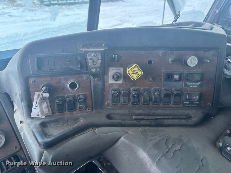 image for item DK0202 2002 Peterbilt 320 roll-off container truck