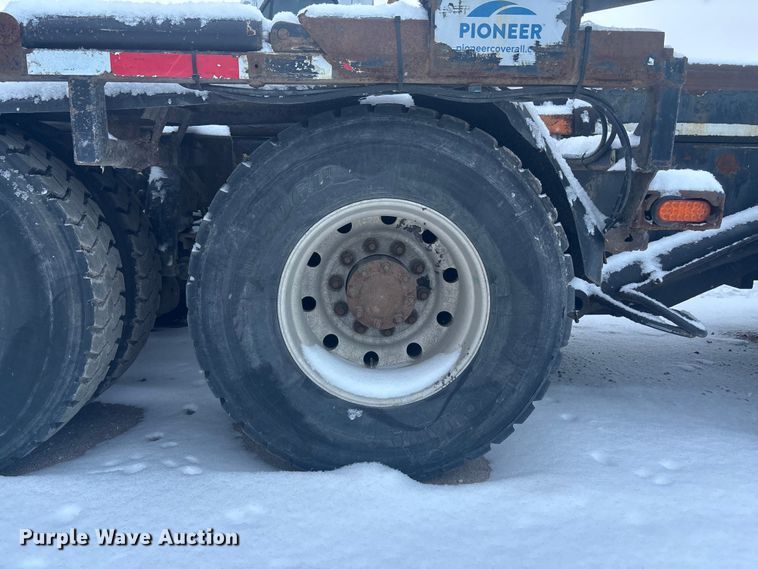 image for item DK0202 2002 Peterbilt 320 roll-off container truck