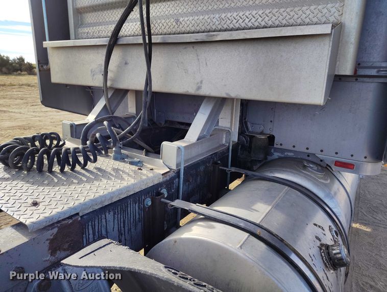 image for item DT0833 1996 Peterbilt 379 semi truck