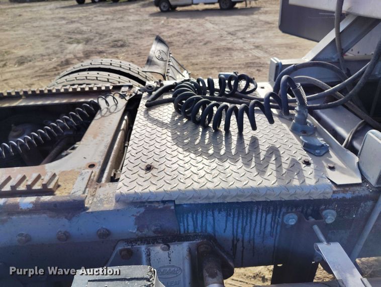 image for item DT0833 1996 Peterbilt 379 semi truck