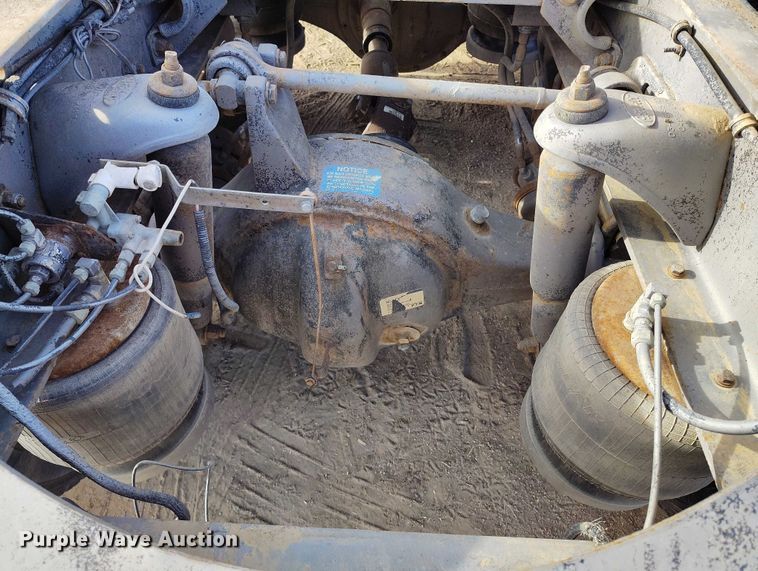 image for item DT0833 1996 Peterbilt 379 semi truck