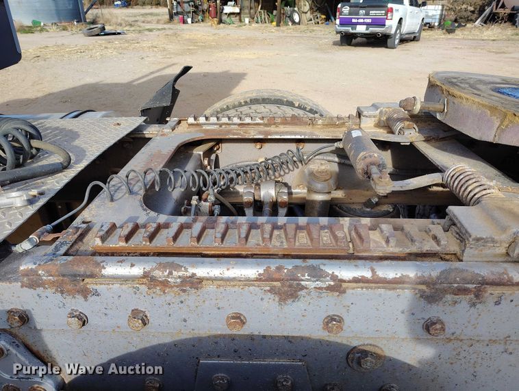 image for item DT0833 1996 Peterbilt 379 semi truck