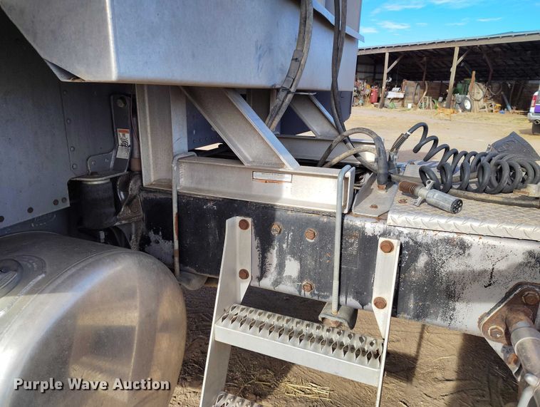 image for item DT0833 1996 Peterbilt 379 semi truck