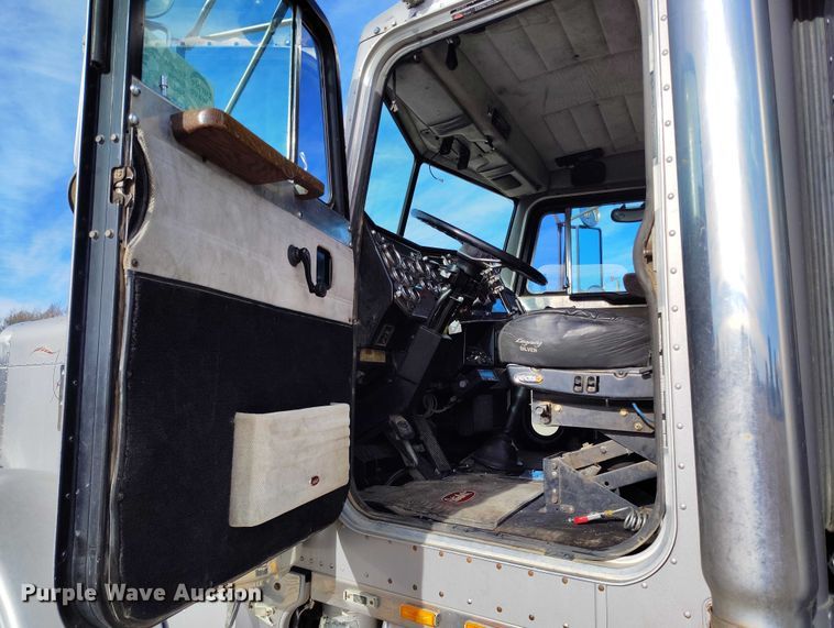 image for item DT0833 1996 Peterbilt 379 semi truck