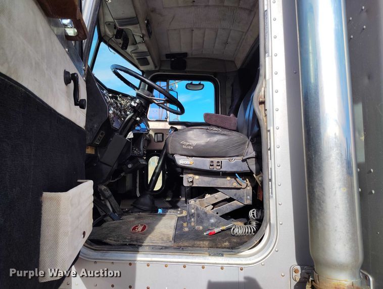 image for item DT0833 1996 Peterbilt 379 semi truck