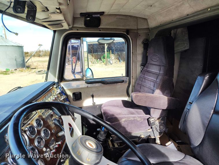 image for item DT0833 1996 Peterbilt 379 semi truck