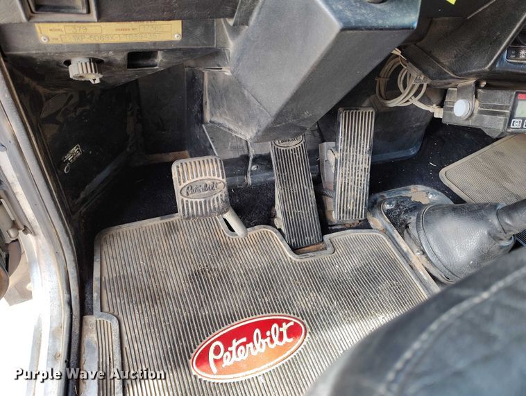 image for item DT0833 1996 Peterbilt 379 semi truck