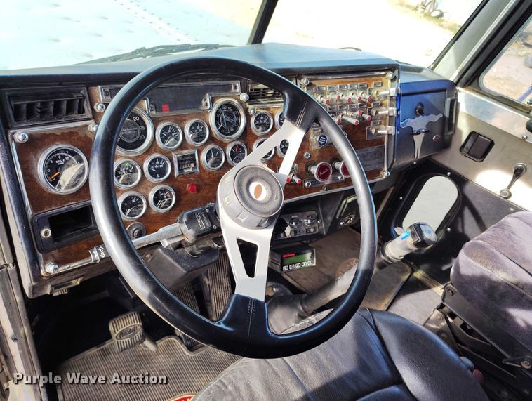 image for item DT0833 1996 Peterbilt 379 semi truck