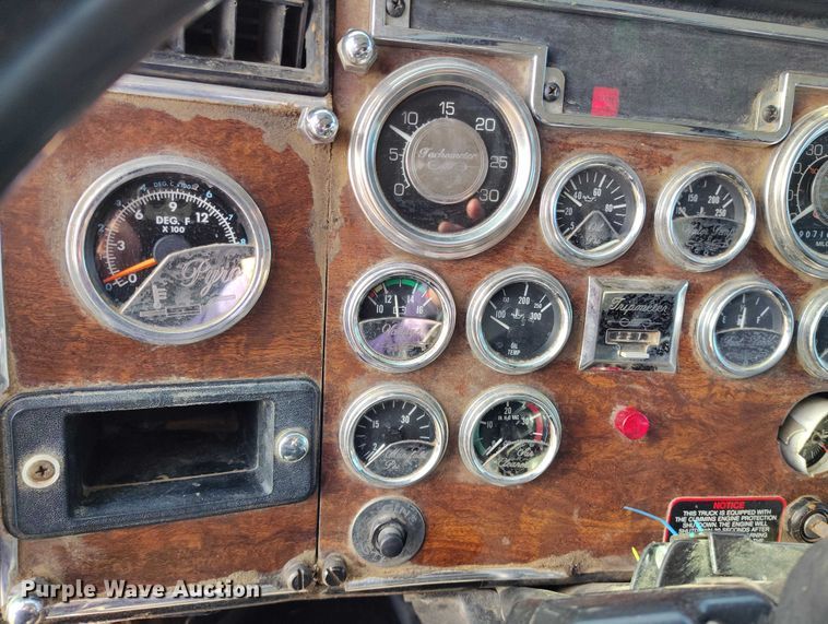 image for item DT0833 1996 Peterbilt 379 semi truck