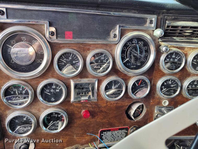 image for item DT0833 1996 Peterbilt 379 semi truck