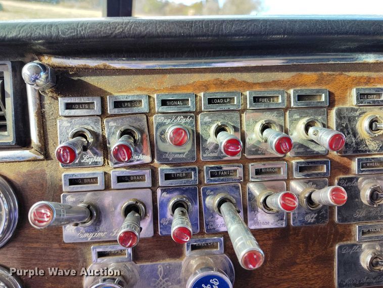 image for item DT0833 1996 Peterbilt 379 semi truck