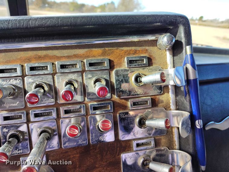 image for item DT0833 1996 Peterbilt 379 semi truck