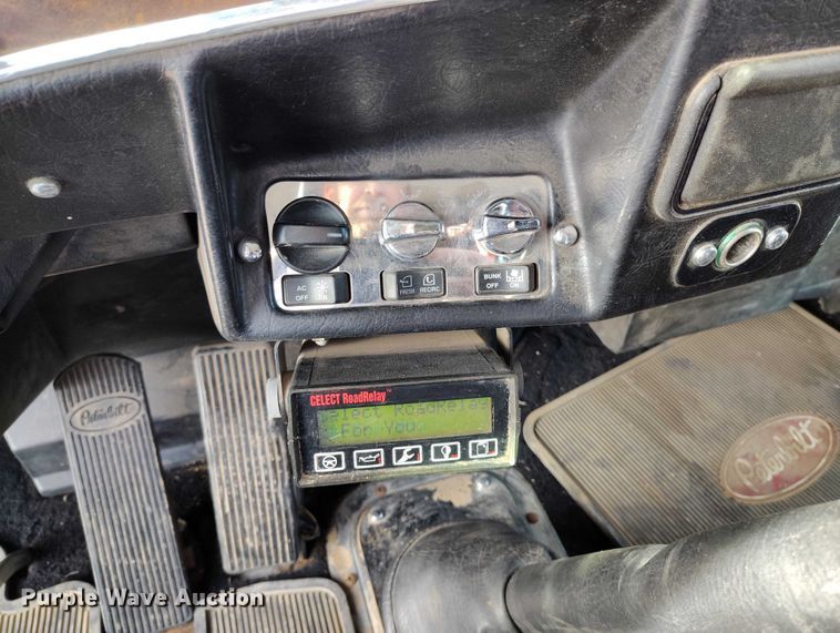 image for item DT0833 1996 Peterbilt 379 semi truck