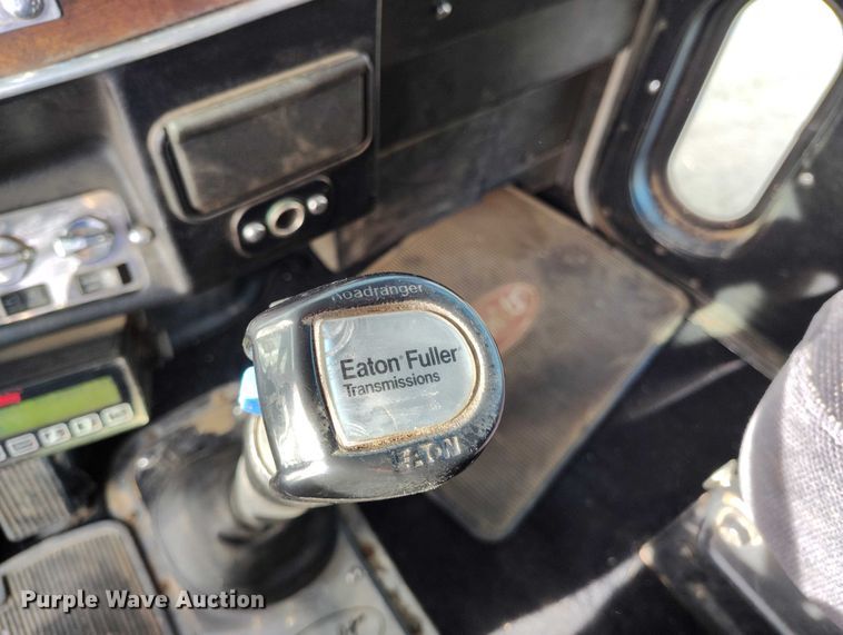 image for item DT0833 1996 Peterbilt 379 semi truck