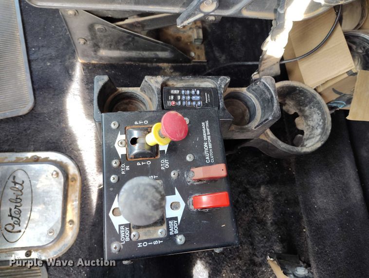 image for item DT0833 1996 Peterbilt 379 semi truck