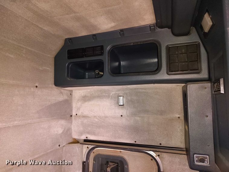 image for item DT0833 1996 Peterbilt 379 semi truck