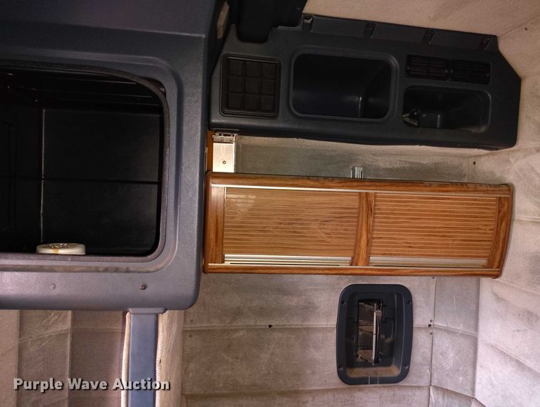 image for item DT0833 1996 Peterbilt 379 semi truck