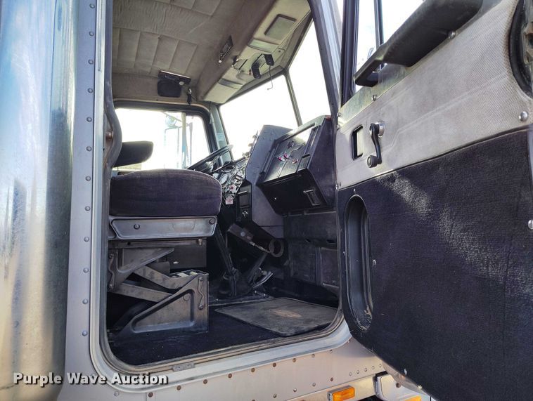 image for item DT0833 1996 Peterbilt 379 semi truck