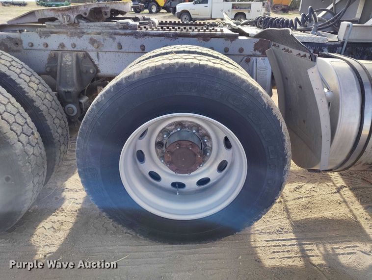 image for item DT0833 1996 Peterbilt 379 semi truck