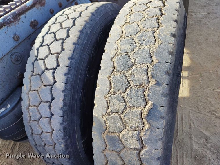 image for item DT0833 1996 Peterbilt 379 semi truck