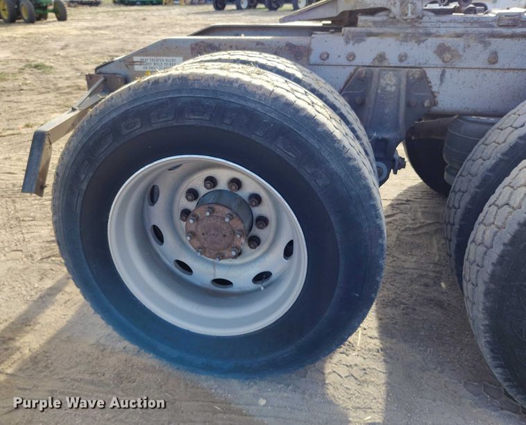 image for item DT0833 1996 Peterbilt 379 semi truck