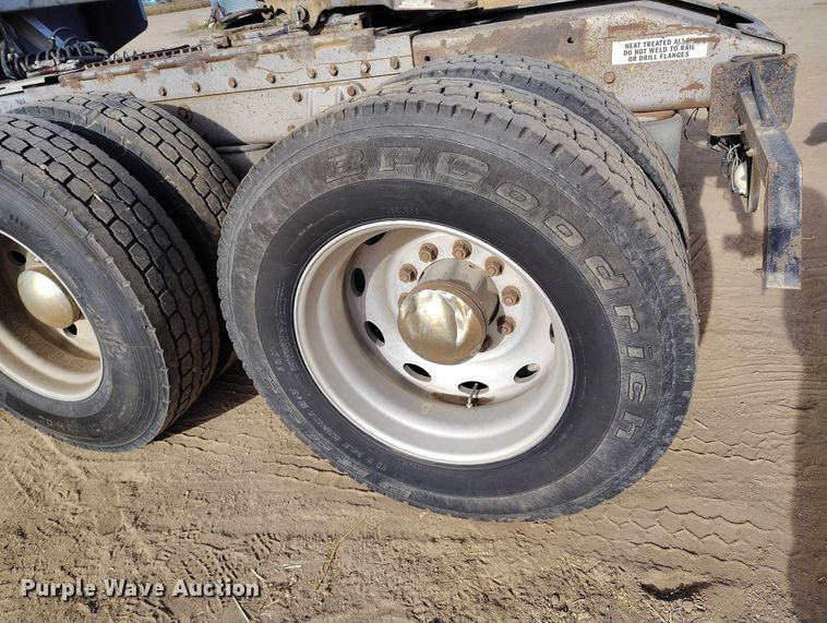 image for item DT0833 1996 Peterbilt 379 semi truck