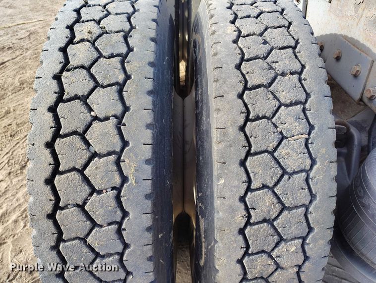 image for item DT0833 1996 Peterbilt 379 semi truck