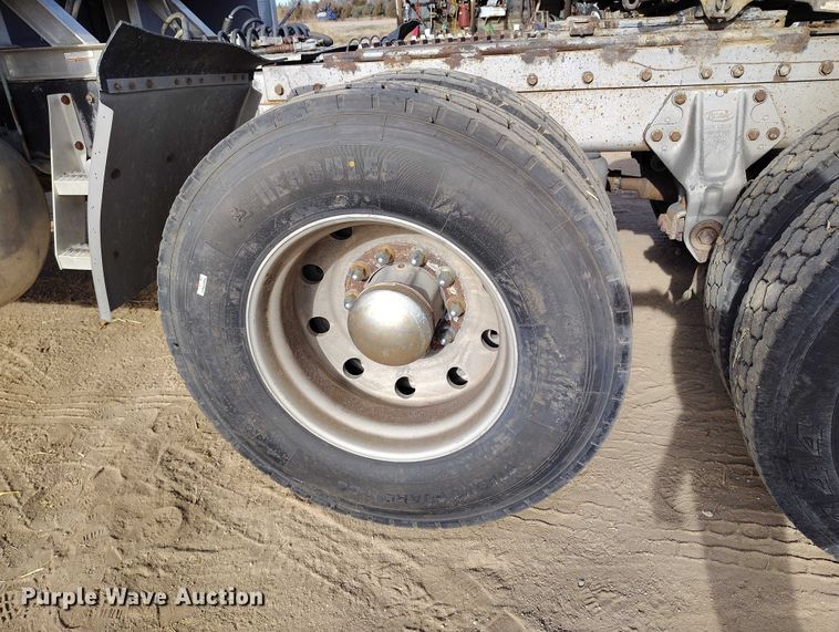 image for item DT0833 1996 Peterbilt 379 semi truck