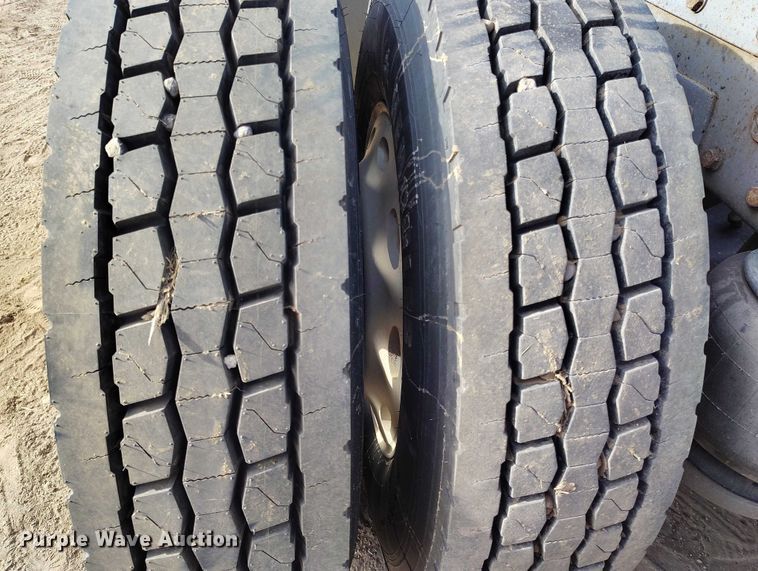 image for item DT0833 1996 Peterbilt 379 semi truck