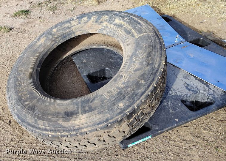 image for item DT0833 1996 Peterbilt 379 semi truck