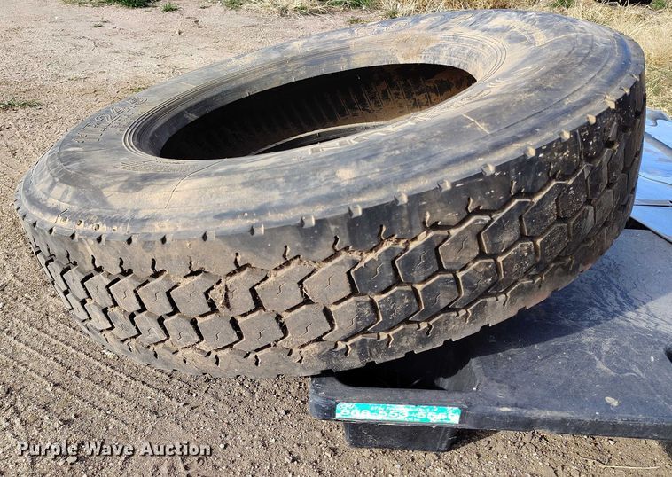 image for item DT0833 1996 Peterbilt 379 semi truck